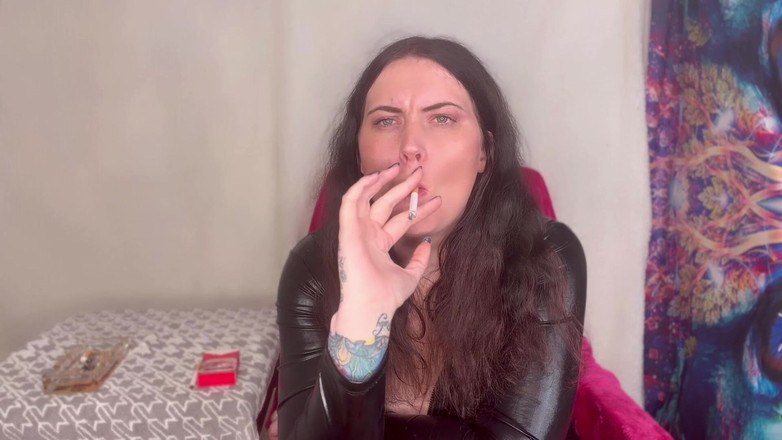 MissFFW: Slečna Ffw si užívá pár cigaret ve své kombinéze