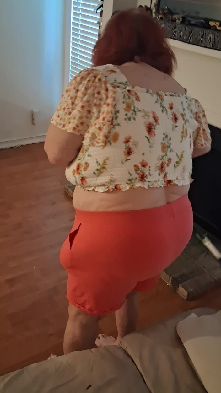 BBW nurse Vicki adventures with friends: Big Belly Beauty Nurse Vick Cleans up Messy Floor