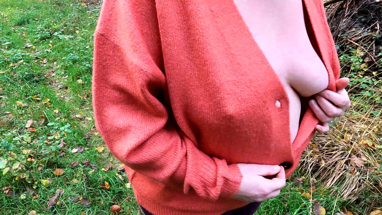 Bouncy Tits Action: Leun achterover en geniet van je tietenstraf