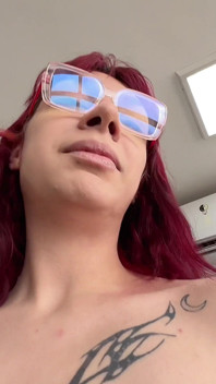 Diese freche verheiratete frau ist nur 18 jahre alt und ihr ehemann ist ein selbstbekennter cuckold