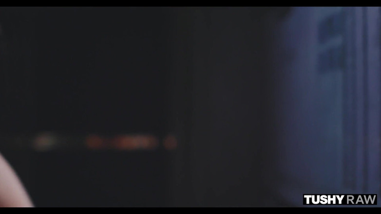 Tushyraw: TUSHYRAW анально сумасшедшей Adriana широко зияет ее очко