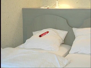 Lucky Wankerz: O matură grasă se masturbează în motel