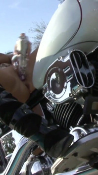 Il motociclista sexy si masturba sulla sua moto