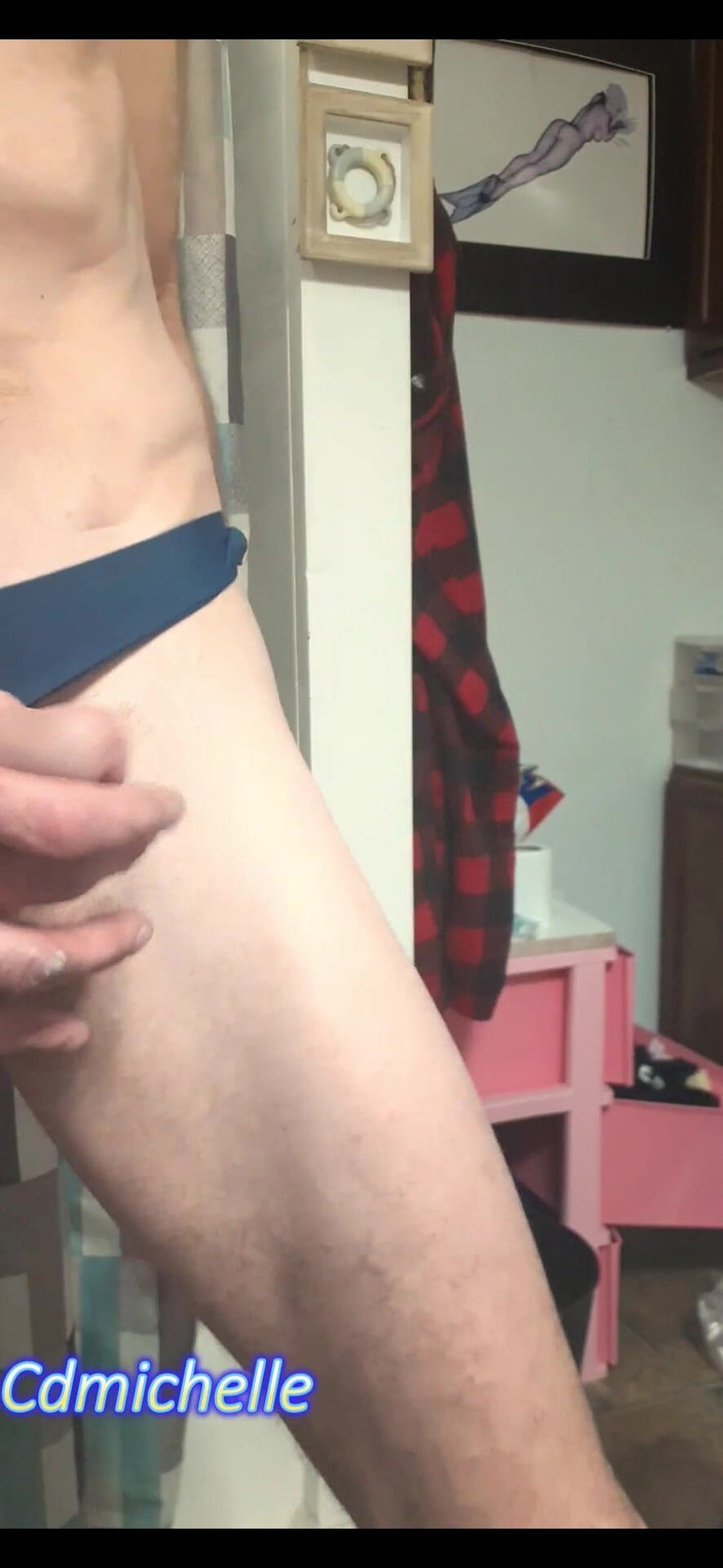 Crossdressers Cd Michelle wearing sexy lingerie: Crossdresser Michelle encontró un par de bragas hijastras acostadas en...