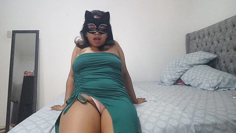 PATY PATY: Sama doma se svléká při tanci a dotýkám se sama...