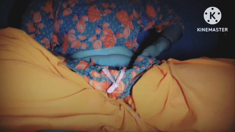 TricolorMusic3: 她用她的萨尔瓦自慰，脱下衣服来满足她的欲望和自慰，不像我那么快乐。