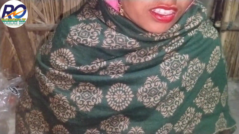 ROBOPL Xhamster: मैं देसी गांव के जंगल में टहलने गया और मैंने अपनी साड़ी उठाई और अपनी गांड और स्तन और चूत दिखाई