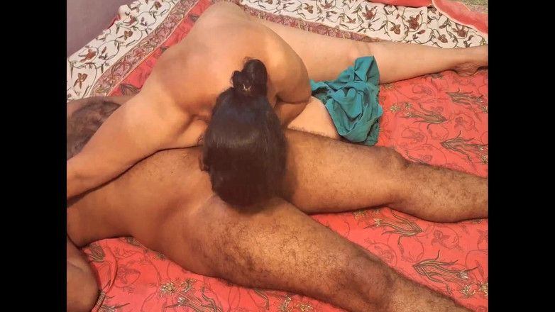 Sexy sindu: Cewek ini lagi asik muasin memeknya dengan stoking ketat sampai...