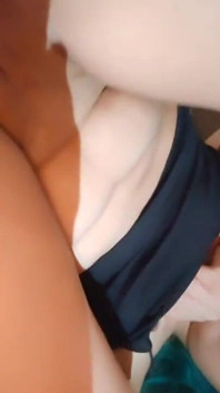 Evli kadın kendine dokunarak çıkıyor