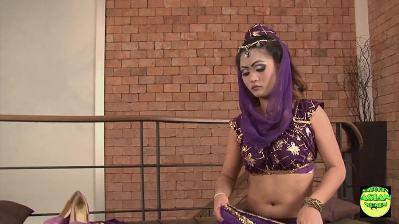 Naughty Asian Women: Indica jest azjatycką cosplaying lisicą, która dostaje spust na całym...