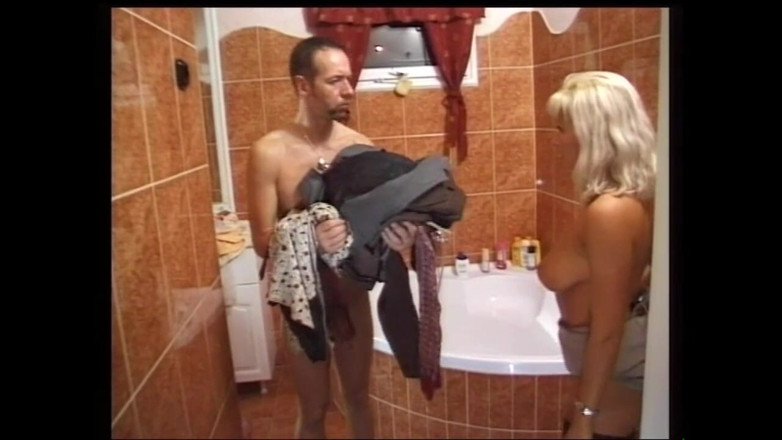 Deutschland porn: Si Dia menggoda kawannya semasa dia mandi dan kemudian dia...