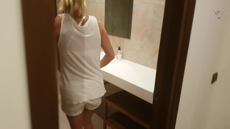 Dirty Tina: Help me i must pee