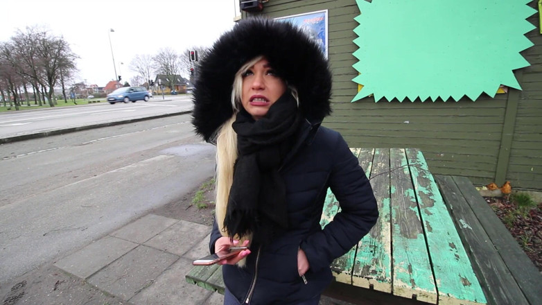 Eronordic: Une blonde sexy exhibe ses seins et suce une bite...