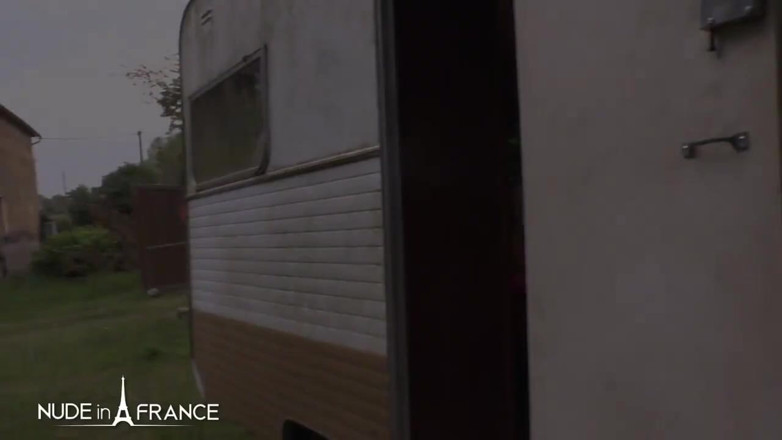 Nude in France: Suami memberikan isteri blonde montelnya sebagai hamba seks kepada lelaki...