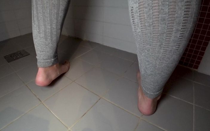 Booty_assx: Писсинг через леггинсы