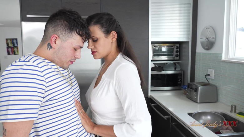 Aunt Judy's XXX: AuntjudysXXX - la milf tettona penny barber si fa in piedi...