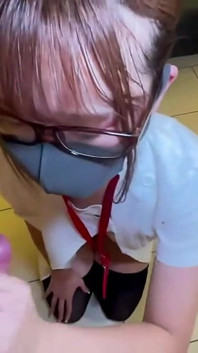 Відома медсестра Gyaru в лікарні, глибоке задоволення в горло призводить до повторної кульмінації та закінчення кремпаю