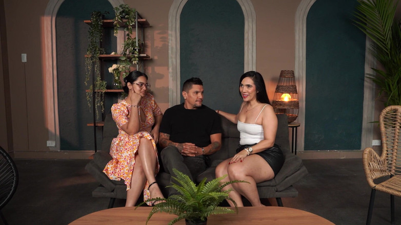 Tibasinsx: Velká MILF šuká přítelkyně své kamarádky přímo pod nosem