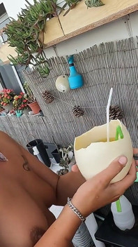 我们用来自 ostrich 蛋壳的稻草尝试撒尿