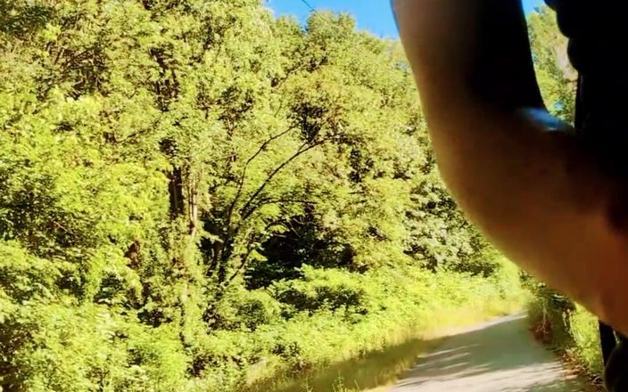 Sexy possum: Je suis une taquine sur mon vélo en jouant avec...