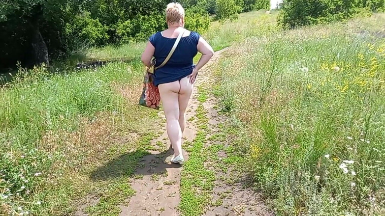 Zona901: Une grosse se promène dans le parc montre son cul...