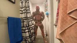 Ngusap memeknya di kamar mandi