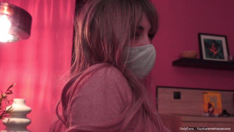 Karamelnayapussy: Estou jogando PUBG, ficando gozada, ficando fora do meu quarto.