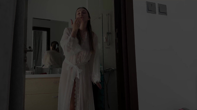 Alina Rai: Macecha čistí koupelnu v jejích čistých šatech. Pomalu