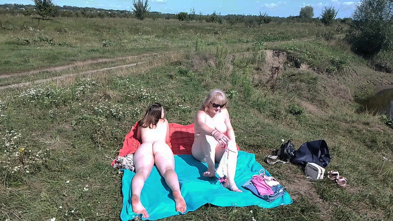 Assol: Une MILF mature et une jeune fille se font bronzer...