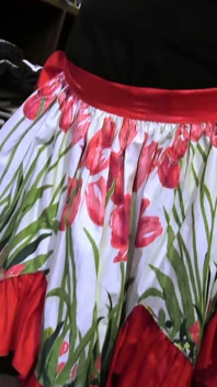 Dojrzała właścicielka kawiarni uwodzi kręconą brunetkę i robi jej spermę za pomocą magicznej różdżki
