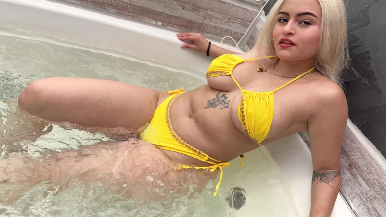 cxlila: Berkongkek dalam jakuzi awam berakhir creampie!