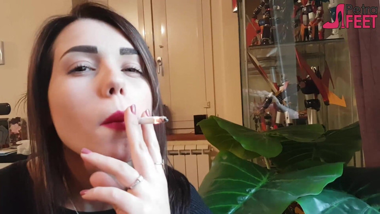 Smokin Fetish: Fumando de perto com uma linda garota