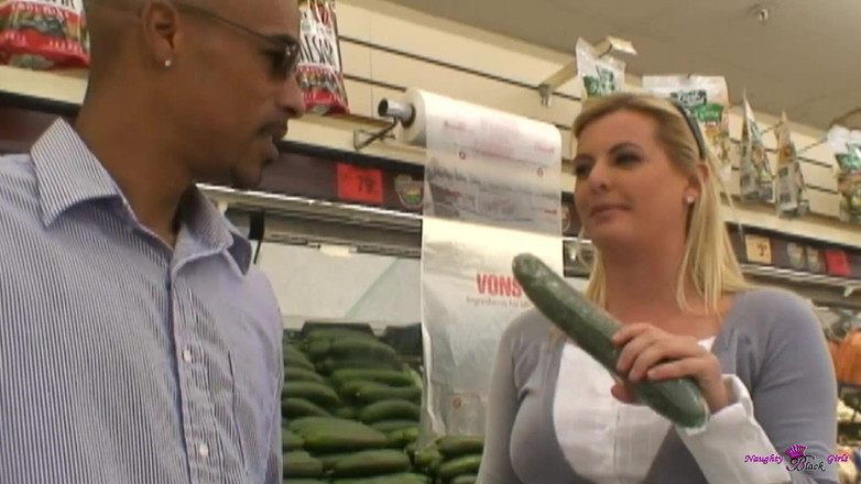 Naughty Black Girls: 섹시한 금발은 딥쓰롯과 하드코어 섹스에 정말 잘해.