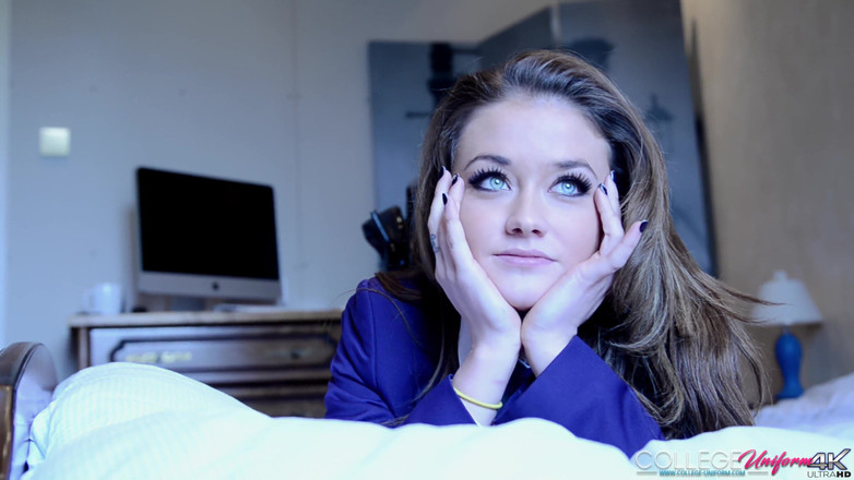 College Uniform: Uniforme violet avec Jess Impiazzi