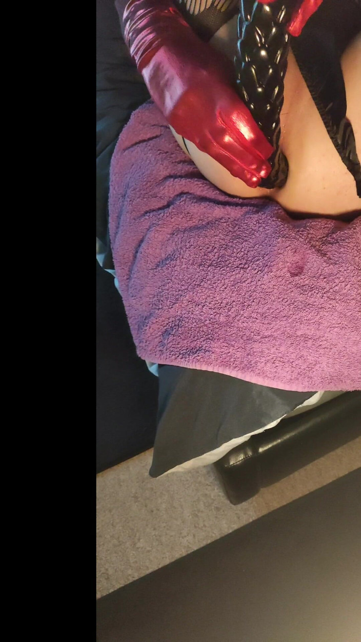 Sallyann: राक्षसी डिल्डो