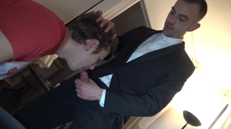 Gaybareback: Un adorabile ragazzo innocente scopato senza preservativo da Tim Cosla