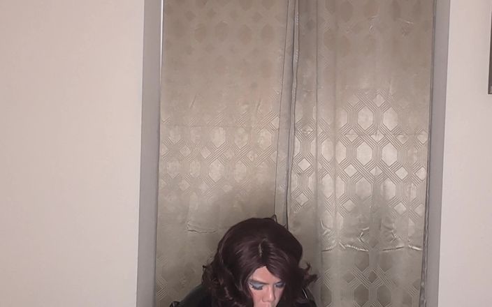 Sissy Candy: Latex catsuit và người giúp việc váy sissy cố gắng đụ...