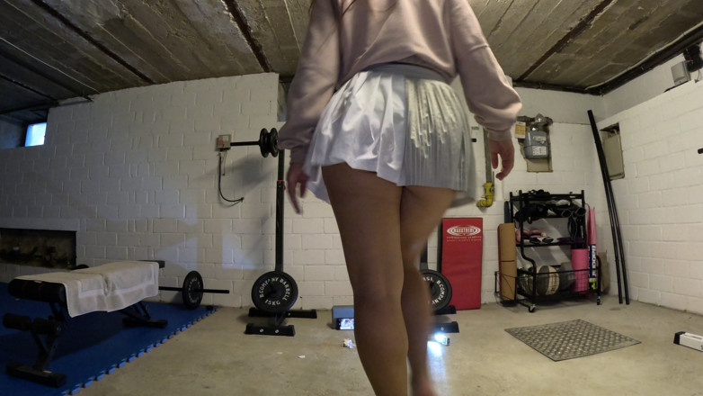 REELL - The cute Girl next door _ FemDom Reality: С моими новыми деревянными мулами я разбиваю его дорогую коллекцию марок!