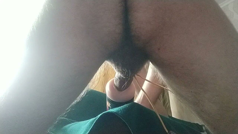 Hot guy solo: Збуджений гей грубо трахає фальшиву електричну пизду, стогне і кінчає всередину ліхтарика
