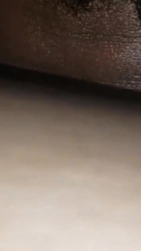 Mi marido se extiende comiendo mi coño en primer plano