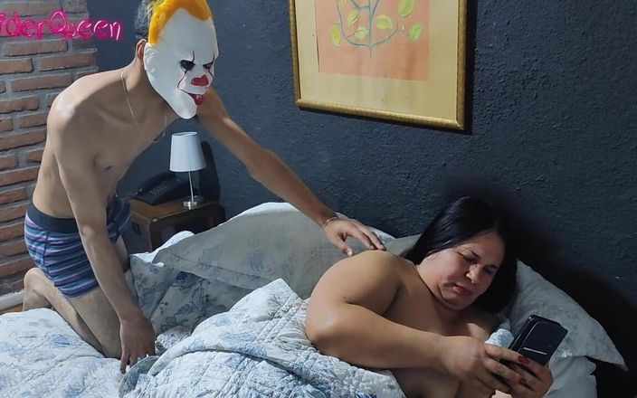 Mommy&#039;s fantasies: ベッドsurporise大きなお尻ママは性的ないたずらでハロウィーンに驚きによって犯される