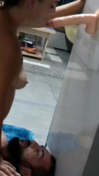 Succhia il dildo mentre ingoia sputa, umiliazione sputa