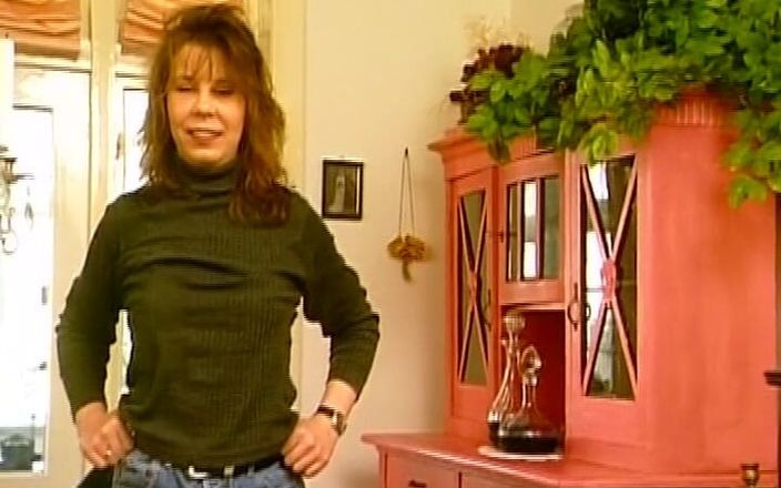 German Amateur Videos: Une allemande élégante enlève tout