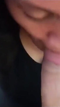 Tante seksi ini suka banget nyepong kontol - close up