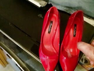 Overhaulin: 红色高跟鞋我的女友射精