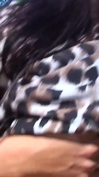 Si rambut coklat remaja seksi Kattye berkelip buah dada dan pepek di taman