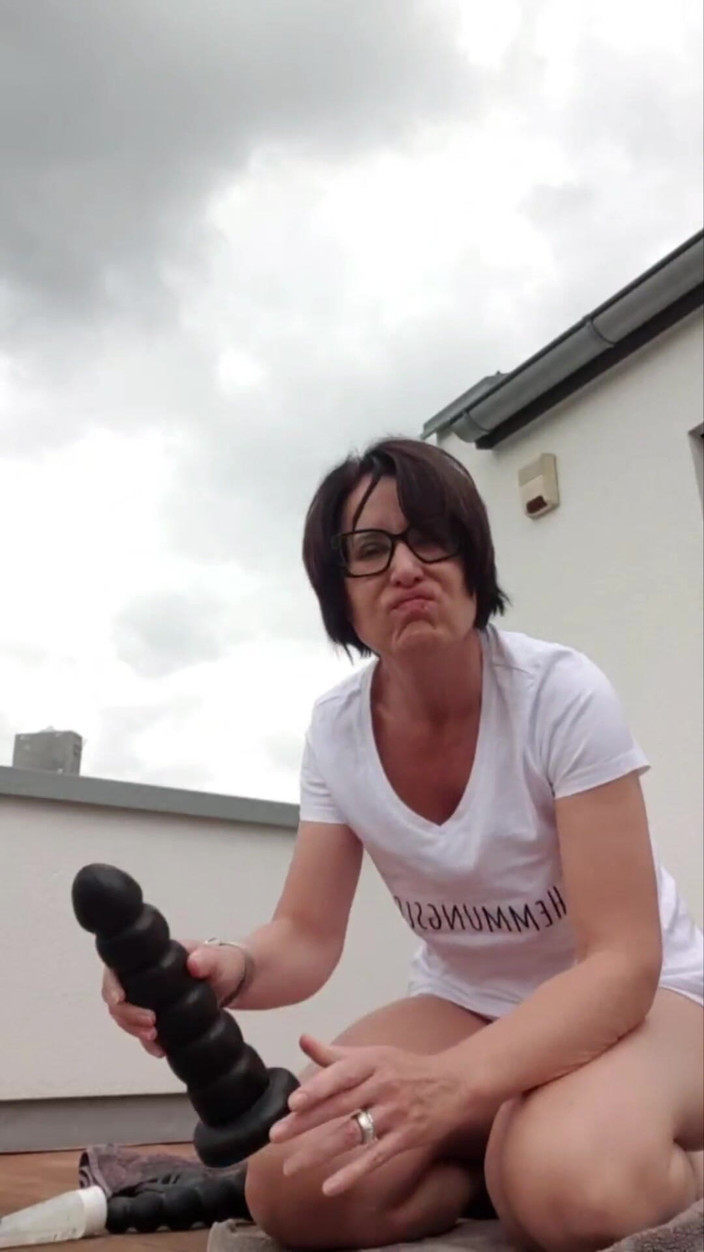 JulieEroticDress: Julie oefent verzakking