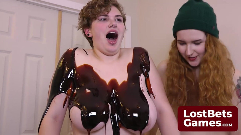 Lost Bets Games: Gracie ve Roxy striptiz mogadishu oynuyor