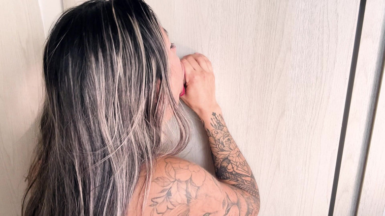 LunaBigBooty: Nyepong kontol sampai tenggorokan pakai dildo ukuran raksasa