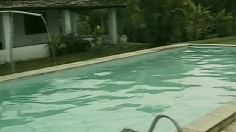 TGIRL ROOM: Persetan yang bagus di kolam renang dengan waria yang cantik